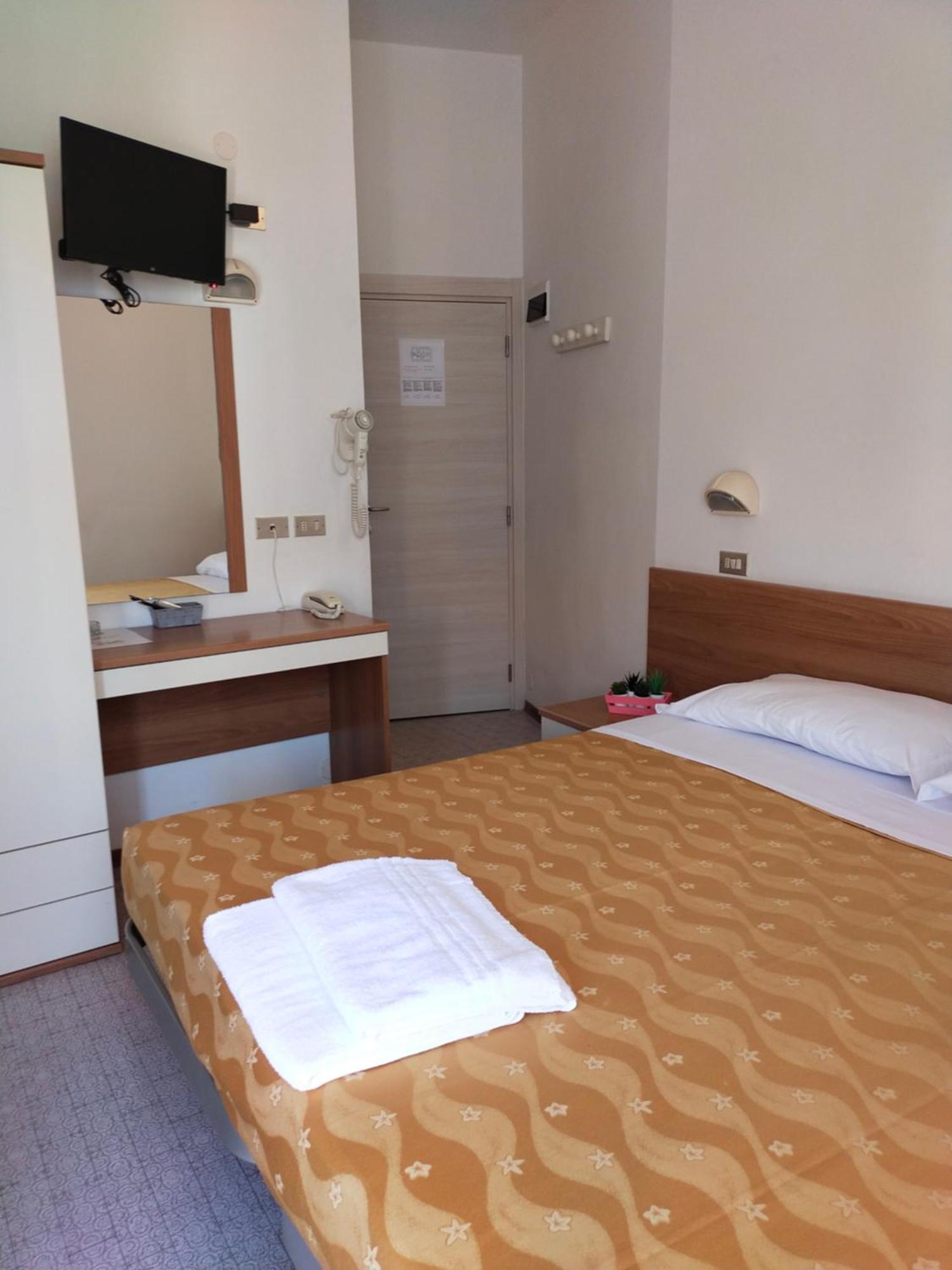 Hotel Goldene Rose ريميني المظهر الخارجي الصورة