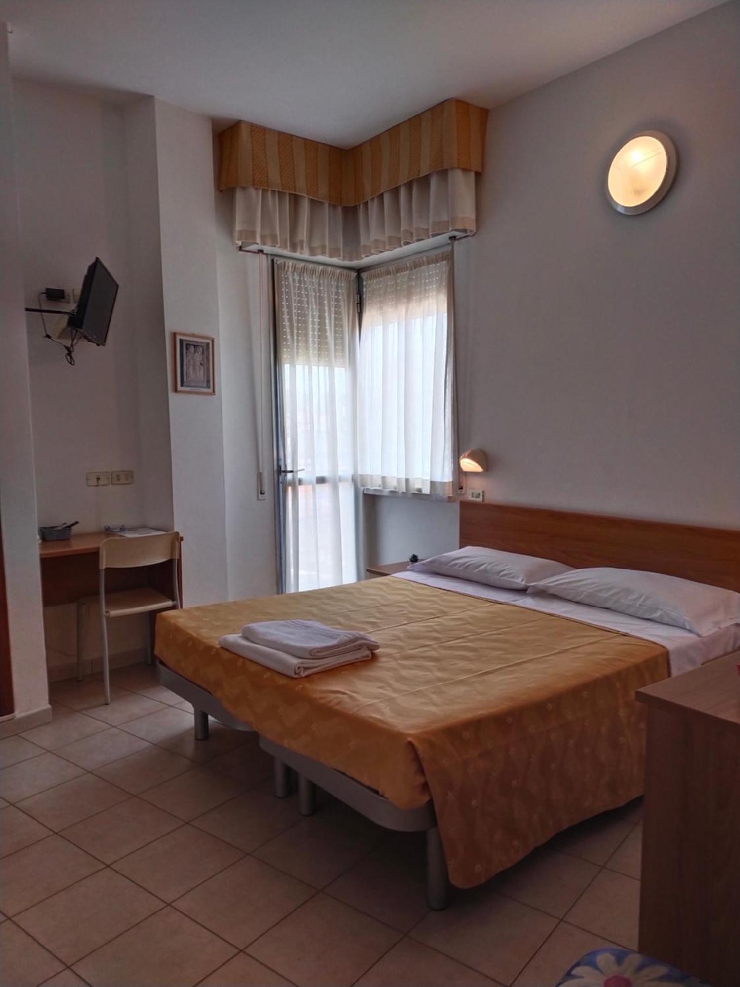 Hotel Goldene Rose ريميني المظهر الخارجي الصورة