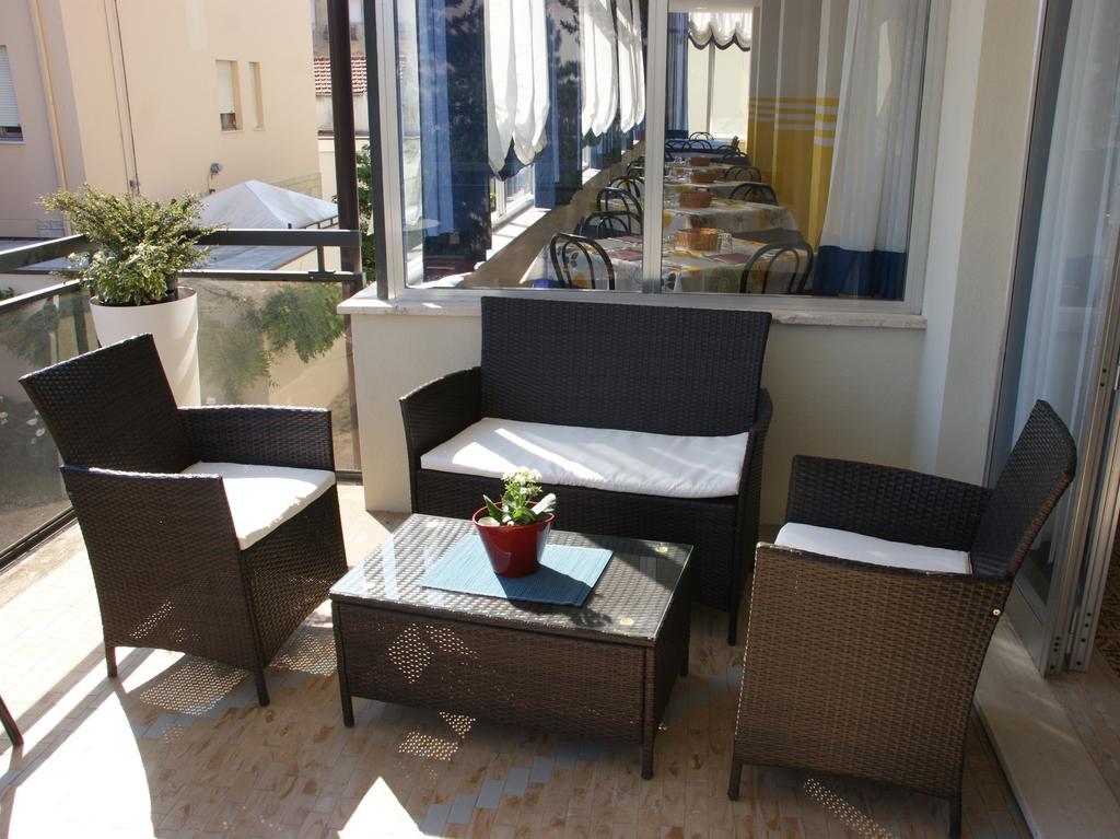 Hotel Goldene Rose ريميني المظهر الخارجي الصورة