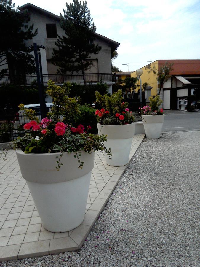 Hotel Goldene Rose ريميني المظهر الخارجي الصورة